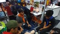 Tersedia banyak both yang menjual peralatan outdoor. Namun, tak hanya jualan alat outdoor, setiap booth juga memberikan banyak informasi yang berguna bagi pengunjung