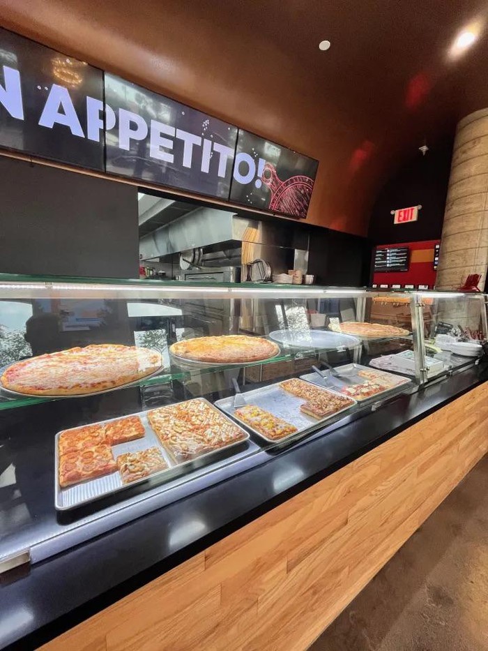 Unik! Tempat Makan Pizza Ini Punya Dinding Raksasa dengan 30 Keran Bir Unik! Tempat Makan Pizza Ini Punya Dinding Raksasa dengan 30 Keran Bir