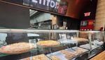 Unik! Tempat Makan Pizza Ini Punya Dinding Raksasa dengan 30 Keran Bir