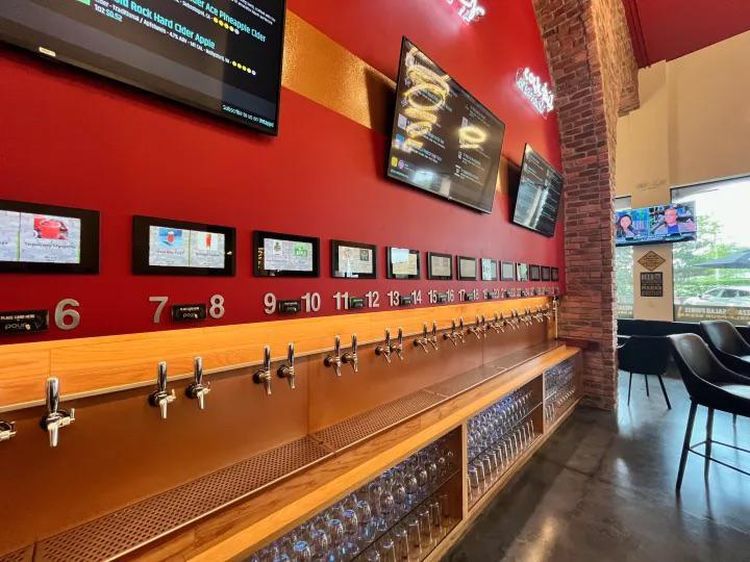 Unik! Tempat Makan Pizza Ini Punya Dinding Raksasa dengan 30 Keran Bir