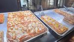 Unik! Tempat Makan Pizza Ini Punya Dinding Raksasa dengan 30 Keran Bir