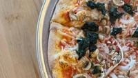 Pelanggan juga dipersilahkan memilih sendiri topping pizza yang diinginkan. Seperti ini, yang bisa ditambah dengan bawang, bayam, dan jamur yang lezat. Foto: onlyinyourstate.com