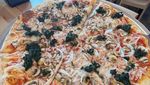 Unik! Tempat Makan Pizza Ini Punya Dinding Raksasa dengan 30 Keran Bir