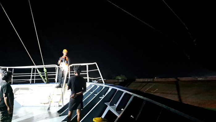 Upaya evakuasi ABK kapal terbalik di Pangkalpinang.