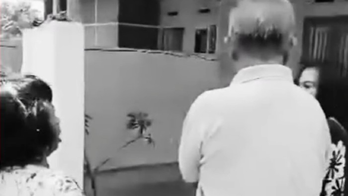Viral di media sosial seorang ibu dianiaya anak kandungnya hingga berdarah-darah di Langkat, Sumatera Utara.