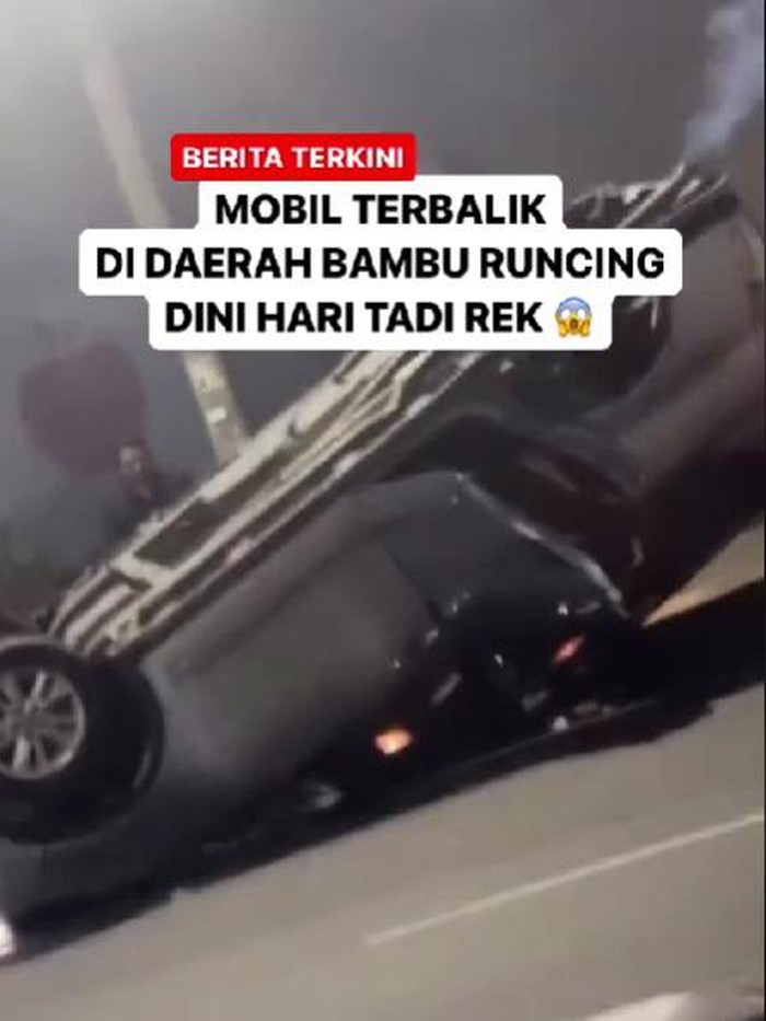 Viral mobil terbalik di Surabaya