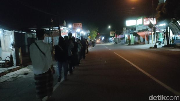Warga saat mengikuti laku bisu di Dusun Bendungan Lor, Kalurahan Bendungan, Kapanewon Wates, Kulon Progo, Minggu (7/7).