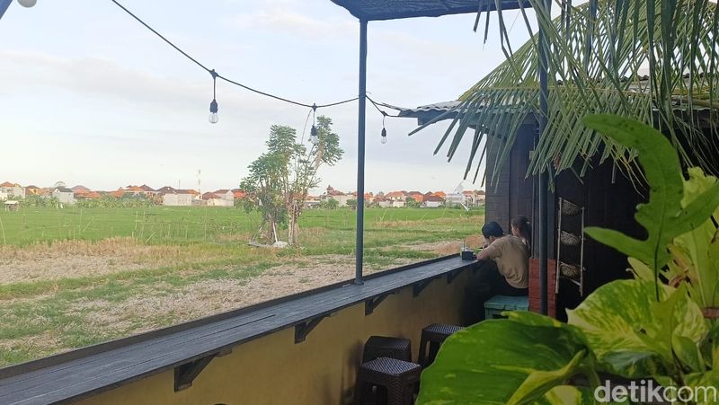 Menikmati menu di Warung Kakiang bisa sambil melihat persawahan.