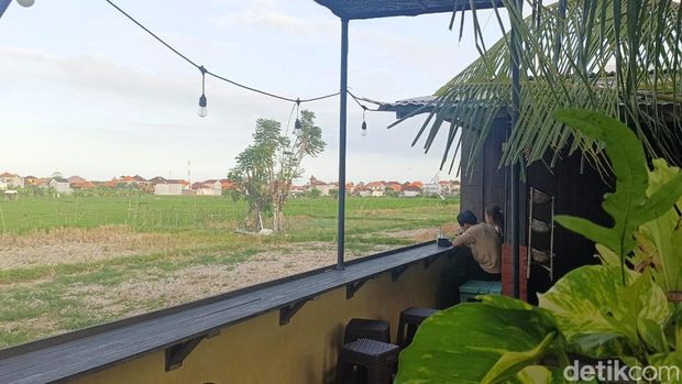 Menikmati menu di Warung Kakiang bisa sambil melihat persawahan.