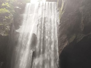 Pesona Goa Rajo: Kolam Alami dan Air Terjun di Balik Dinding Gua