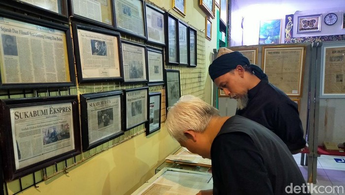 Ahli arkeologi saat memeriksa benda bersejarah di Museum Prabu Siliwangi .