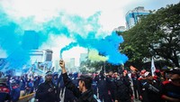 Massa buruh menuntut dicabutnya UU Cipta Kerja. 