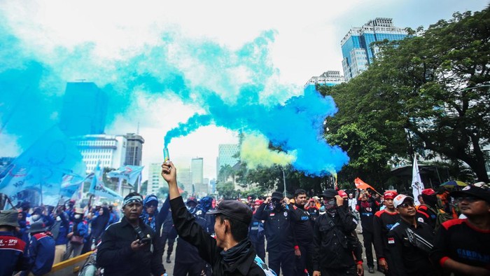 Sejumlah serikat buruh demo menuntut dicabutnya Undang-Undang (UU) Cipta Kerja di kawasan Patung Kuda, Jakarta Pusat (Jakpus). Massa buruh mengancam akan mogok nasional jika tuntutan mereka tak dikabulkan.