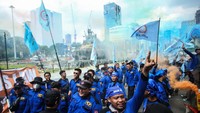 Dalam aksi ini, massa buruh juga mengancam akan mogok nasional jika tuntutannya tak dikabulkan. 