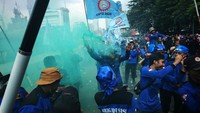 Ada juga yang menyalakan flare di tengah-tengah massa aksi.
