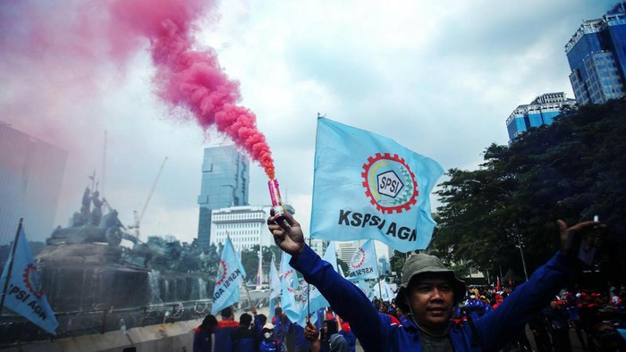 Aksi Buruh Tuntut UU Cipta Kerja Dicabut di Patung Kuda Sejumlah serikat buruh demo menuntut dicabutnya Undang-Undang (UU) Cipta Kerja di kawasan Patung Kuda, Jakarta Pusat (Jakpus). Massa buruh mengancam akan mogok nasional jika tuntutan mereka tak dikabulkan.