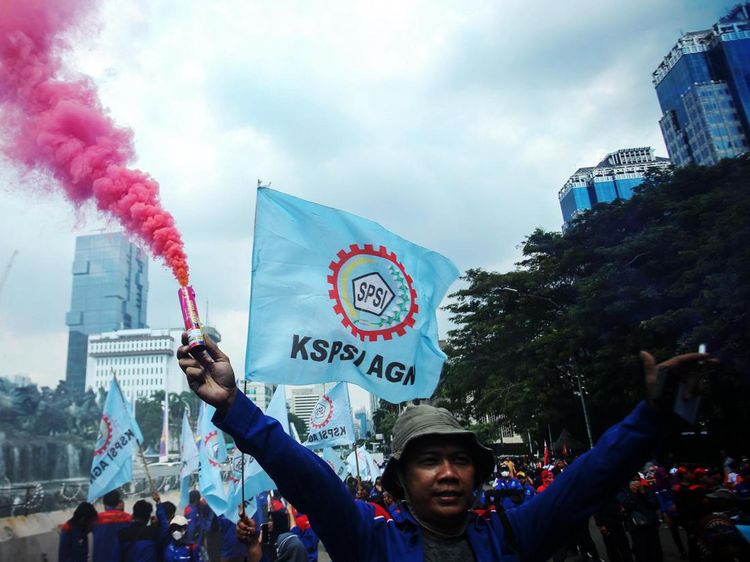 Aksi Buruh Tuntut UU Cipta Kerja Dicabut di Patung Kuda