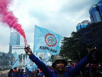 Aksi Buruh Tuntut UU Cipta Kerja Dicabut di Patung Kuda