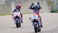 Dua bersaudara Marquez akhirnya bisa finis di podium bareng untuk pertama kalinya di MotoGP. (Foto: NurPhoto via Getty Images)
