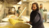 Ini momen Anant Ambani saat mengefek makanan yang akan disajikan di acara spesialnya. Bahkan ia sampai ikut mencoba mengaduk makanan di dandang jumbo tersebut. Foto: Instagram/Google