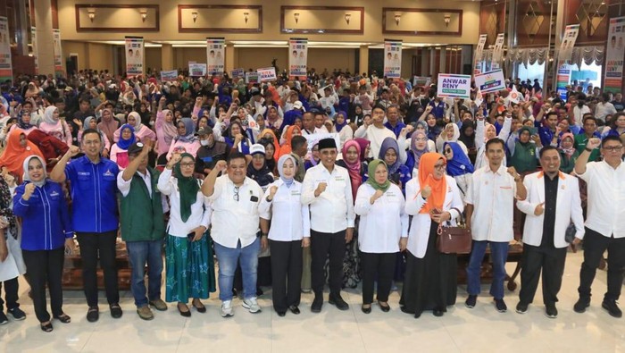 Anwar Hafid bersama Reny Lamadjido mendeklarasikan diri maju ke Pilgub Sulteng. (dok Istimewa)