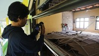 Plafon ruang kelas di SMP N 7 Kabupaten Batang juga ambruk.