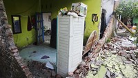 Kondisi rumah warga yang ambruk pasca terjadinya gempa bumi di Lebo, Kabupaten Batang, Jawa Tengah, Minggu (7/7/2024) siang.