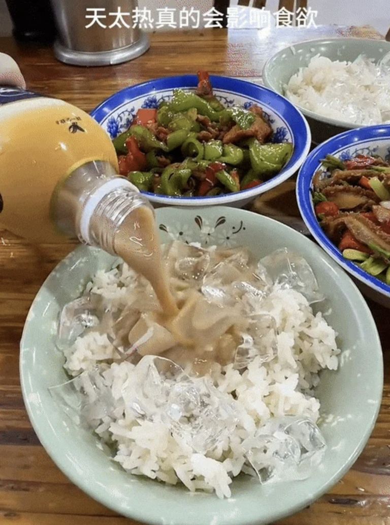Atasi Cuaca Panas, Warga China Makan Nasi Disiram Bubble Tea