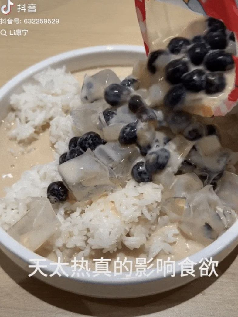 Atasi Cuaca Panas, Warga China Makan Nasi Disiram Bubble Tea