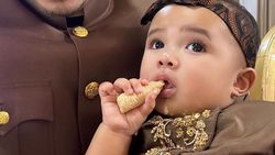 Atta Halilintar-Aurel Gelar Tedak Siten Azura, Kakek-Nenek Full Team Kumpul