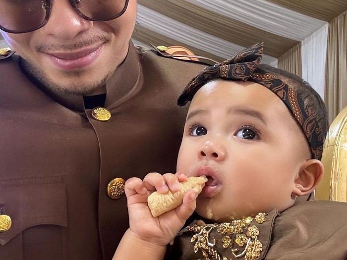 Atta Halilintar dan Aurel Hermansyah gelar tedak sinten untuk Azura.