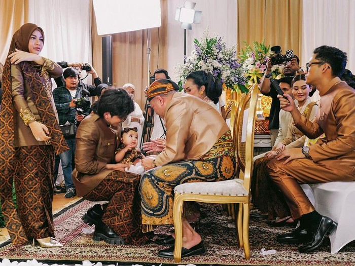 Atta Halilintar dan Aurel Hermansyah gelar tedak sinten untuk Azura.