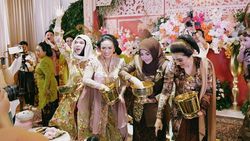 Atta Halilintar-Aurel Gelar Tedak Siten Azura, Kakek-Nenek Full Team Kumpul