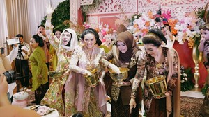 Para nenek semangat banget di acara tedak siten Azura. Foto: dok. Instagram Atta Halintar