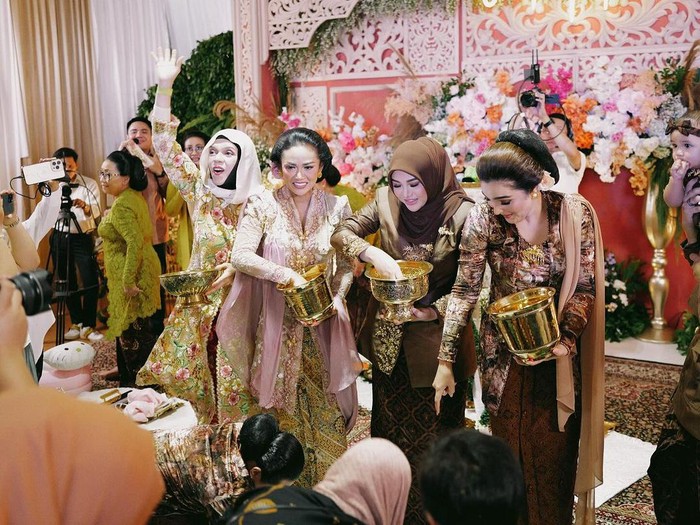 Atta Halilintar dan Aurel Hermansyah gelar tedak sinten untuk Azura.