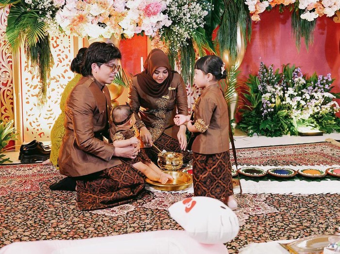 Atta Halilintar dan Aurel Hermansyah gelar tedak sinten untuk Azura.