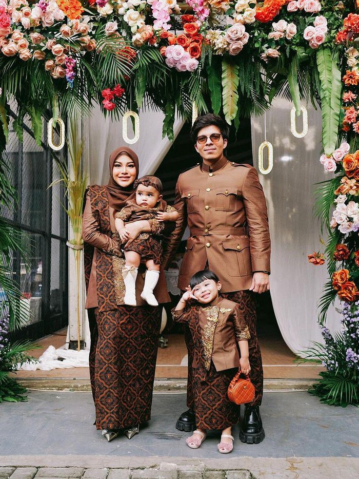 Atta Halilintar dan Aurel Hermansyah gelar tedak sinten untuk Azura.