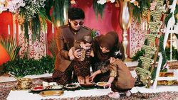 Atta Halilintar-Aurel Gelar Tedak Siten Azura, Kakek-Nenek Full Team Kumpul