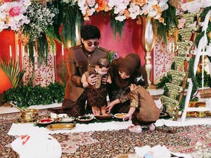 Doa Atta Halilintar Saat Azura Pilih Uang hingga Mikrofon di Tedak Siten