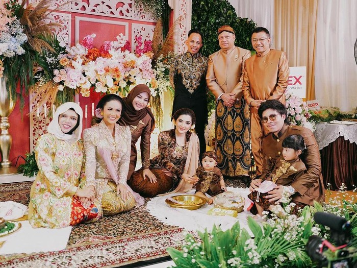 Atta Halilintar dan Aurel Hermansyah gelar tedak sinten untuk Azura.