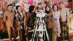 Atta Halilintar-Aurel Gelar Tedak Siten Azura, Kakek-Nenek Full Team Kumpul