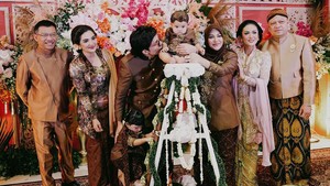 Anang Hermansyah dan Ashanty serta Kris Dayanti dan Raul Lemos dampingi Azura yang p[ada hari tedak siten menggemaskan banget. Foto: dok. Instagram Atta Halintar