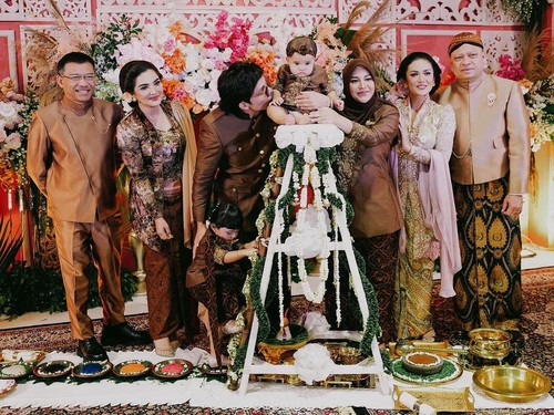 Atta Halilintar dan Aurel Hermansyah gelar tedak sinten untuk Azura.