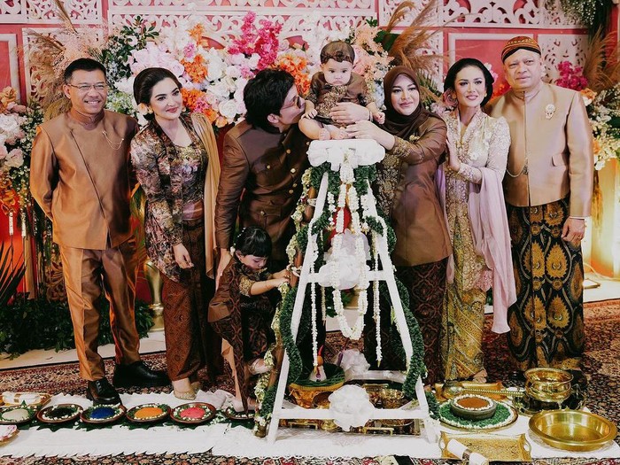 Atta Halilintar dan Aurel Hermansyah gelar tedak sinten untuk Azura.