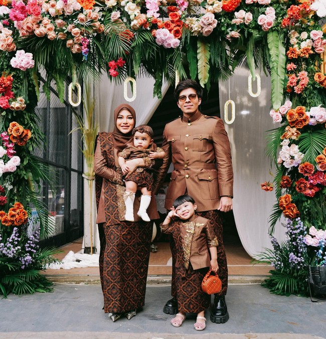 Atta dan Aurel baru saja menggelar acara tedak sinten untuk putri keduanya, Azura. Tedak sinten sendiri merupakan prosesi adat Jawa yang biasanya digelar saat anak pertama kali menginjakkan kaki ke tanah. Foto: Instagram/@aurelie.hermansyah