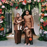 Atta dan Aurel baru saja menggelar acara tedak sinten untuk putri keduanya, Azura. Tedak sinten sendiri merupakan prosesi adat Jawa yang biasanya digelar saat anak pertama kali menginjakkan kaki ke tanah. Foto: Instagram/@aurelie.hermansyah