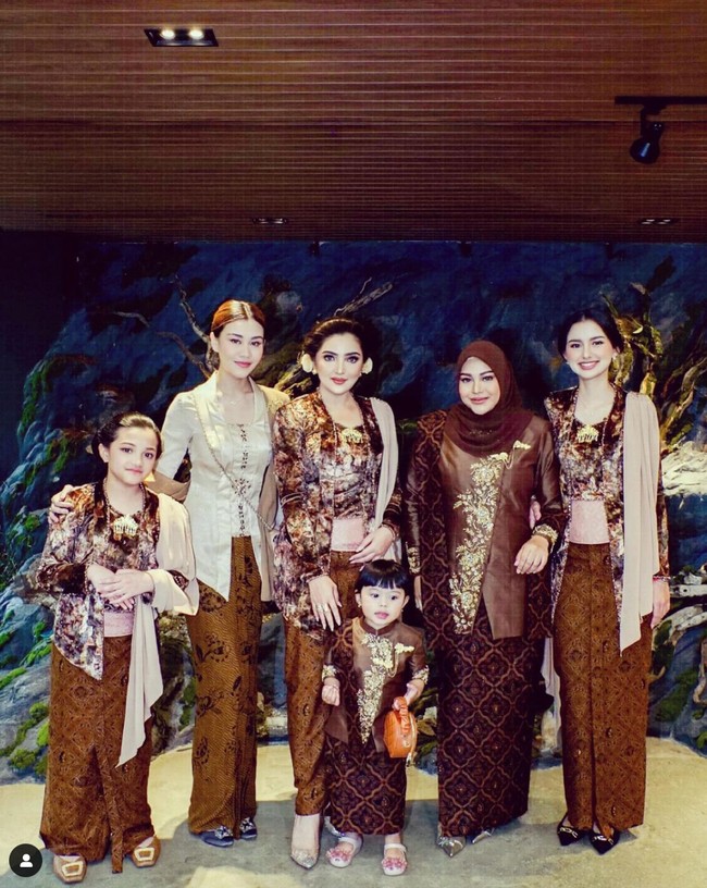 Sebagai keluarga, Ashanty turut hadir dengan mengajak serta keluarga dan Sarah Menzel. Aaliyah juga terlihat ikut hadir dan berpose bersama. Foto: Instagram/@aurelie.hermansyah
