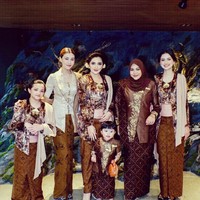 Sebagai keluarga, Ashanty turut hadir dengan mengajak serta keluarga dan Sarah Menzel. Aaliyah juga terlihat ikut hadir dan berpose bersama. Foto: Instagram/@aurelie.hermansyah