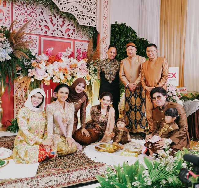 Tak hanya keluarga besar Aurel, orangtua Atta, Geni Faruk dan Halilintar Anofial Asmid juga tampak hadir. Geni Faruk tampak mengenakan busana senada dengan kain lilit yang dikenakan Krisdayanti. Foto: Instagram/@aurelie.hermansyah