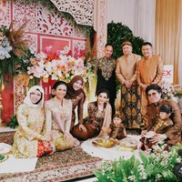 Tak hanya keluarga besar Aurel, orangtua Atta, Geni Faruk dan Halilintar Anofial Asmid juga tampak hadir. Geni Faruk tampak mengenakan busana senada dengan kain lilit yang dikenakan Krisdayanti. Foto: Instagram/@aurelie.hermansyah